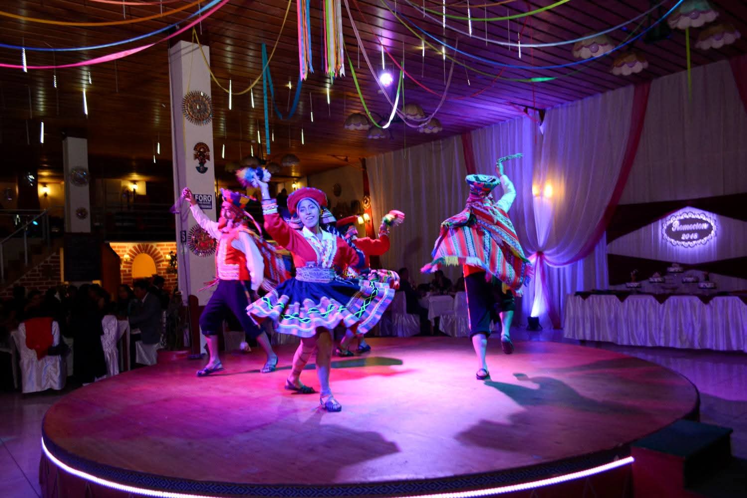 Danzas tradicionales en Emiliana Restaurant Cusco